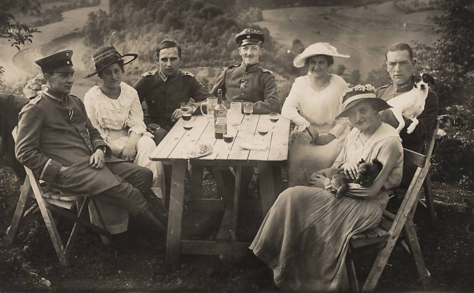 Soldados das Forças Aéreas alemãs e seus amigos fazem um picnic nesta foto de 1918