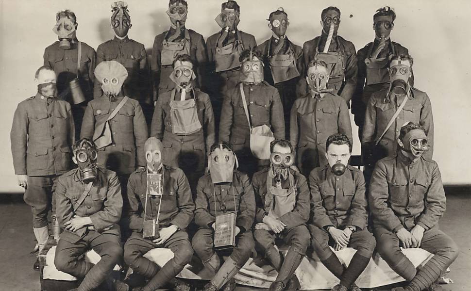 Soldados americanos posam com diferentes modelos de máscaras de gás criados pelo Laboratório de Desenvolvimento Químico da Filadélfia, em imagem de 1919