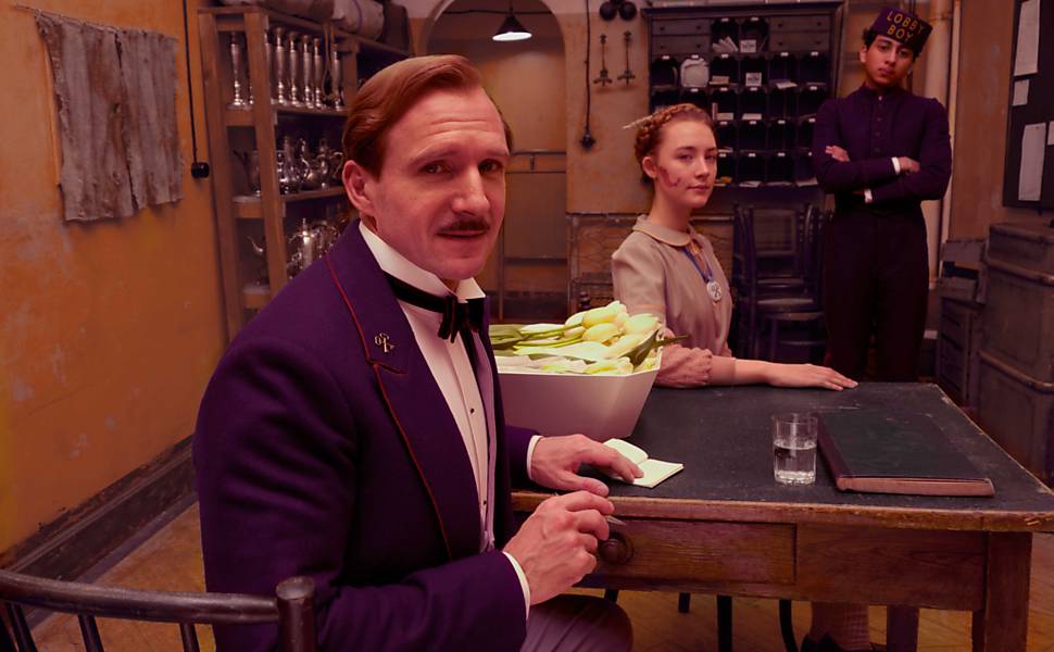 Ralph Fiennes em cena do filme "O Grande Hotel Budapeste", de Wes Anderson