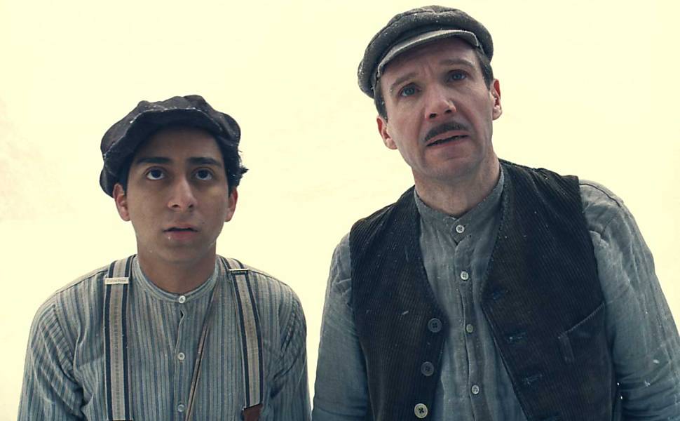 Tony Revolori e Ralph Fiennes em cena de "O Grande Hotel Budapeste"