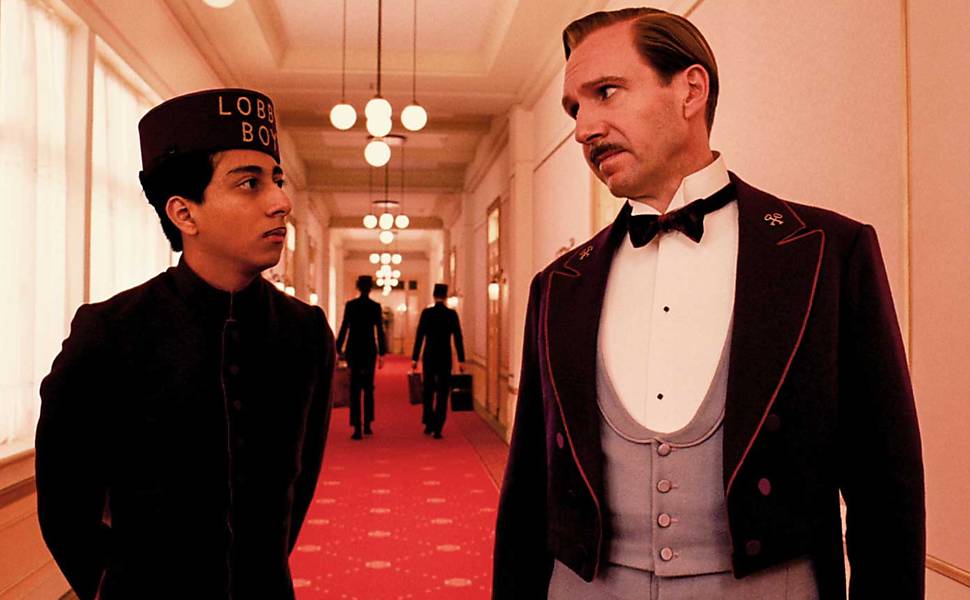 Tony Revolori e Ralph Fiennes em cena de "O Grande Hotel Budapeste"