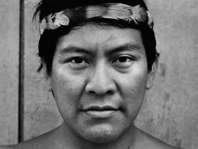 O líder indígena Davi Kopenawa no início dos anos 1980