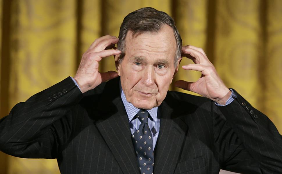 Ex-presidente George H.W. Bush conta uma história durante cerimônia na Casa Branca, em 2007