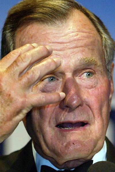 O ex-presidente dos EUA George H.W. Bush discursa após receber o prêmio Spirit of Hope , em 2002