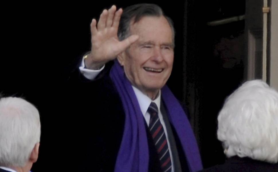 George H.W. Bush chega à cerimônia de posse de Barack Obama em 2009