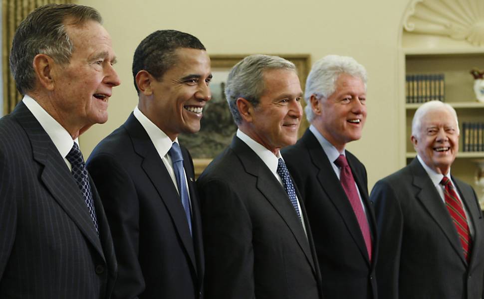 Da esq. para a dir., George H. W. Bush, Barack Obama, George W. Bush, Bill Clinton e Jimmy Carter durante encontro de todos os presidente norte-americanos então vivos, na Casa Branca, em 2009