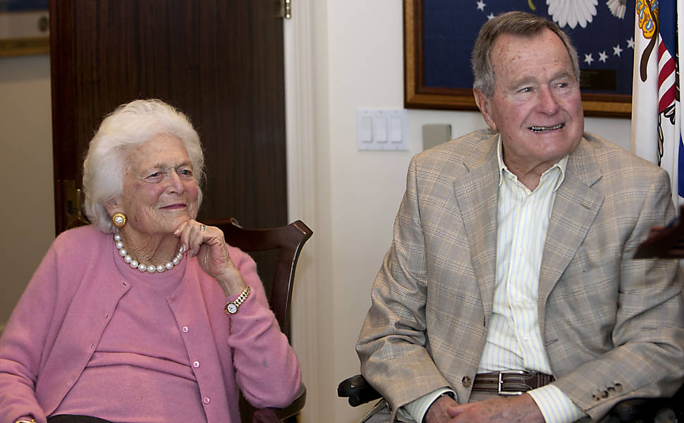 Ex-primeira-dama Barbara Bush e o ex-presidente George H. W. Bush durante cerimônia no escritório do presidente Bush em Houston, em 2013