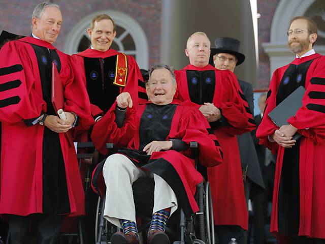 Ex-presidente George H.W. Bush recebe título de doutor honoris causa em Direito pela Universidade Harvard, em Massachusetts, em 2014