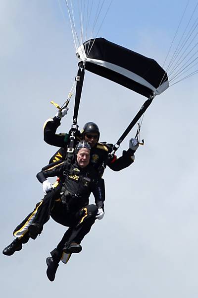 Na comemoração dos seus 85 anos, o ex-presidente norte-americano George H. W. Bush saltou de paraquedas com o sargento Michael Elliott, em Kennebunkport, em 2009