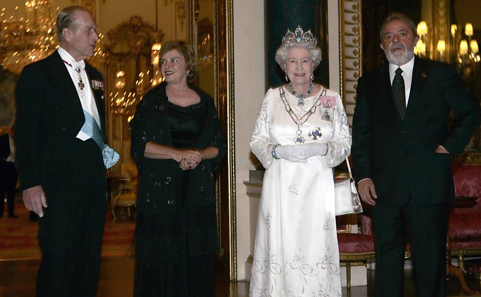 O príncipe Philip (à esq.) e a rainha Elizabeth 2ª, da Inglaterra, aparecem em 2006 ao lado do então presidente do Brasil, Lula, e da mulher dele, Marisa, em Londres