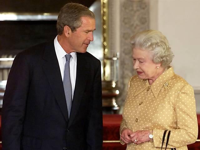 O então presidente dos EUA, George W. Bush, se encontra com a rainha da Inglaterra, Elizabeth 2ª, em Londres, em 2001