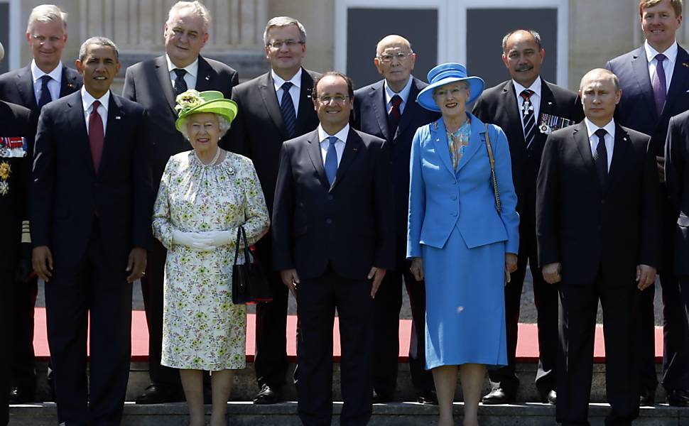 A rainha da Inglaterra, Elizabeth 2ª (à esq.), aparece entre líderes mundiais no 70ë aniversário do Dia D, na França