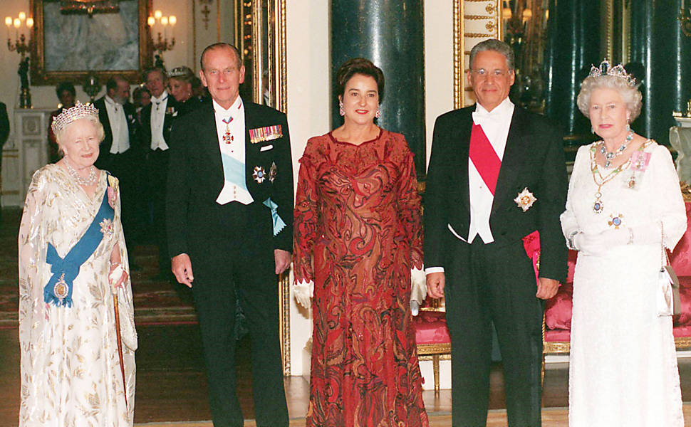 Elizabeth 2ª (à dir.) recebe os brasileiros Fernando Henrique Cardoso, então presidente do Brasil, e a mulher dele, Ruth, no Palácio de Buckingham, em 1997