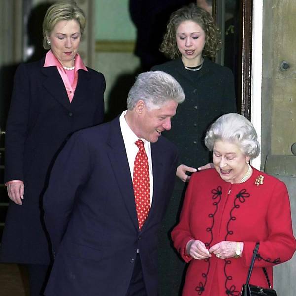 O então presidente dos EUA, Bill Clinton, leva a mulher, Hillary, e a filha, Chelsea, para conhecer Elizabeth 2ª, em Londres, em 2000