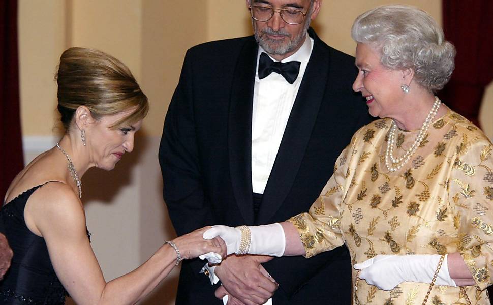 A cantora Madonna cumprimenta a rainha Elizabeth 2ª na pré-estreia de um "007", em Londres, em 2002