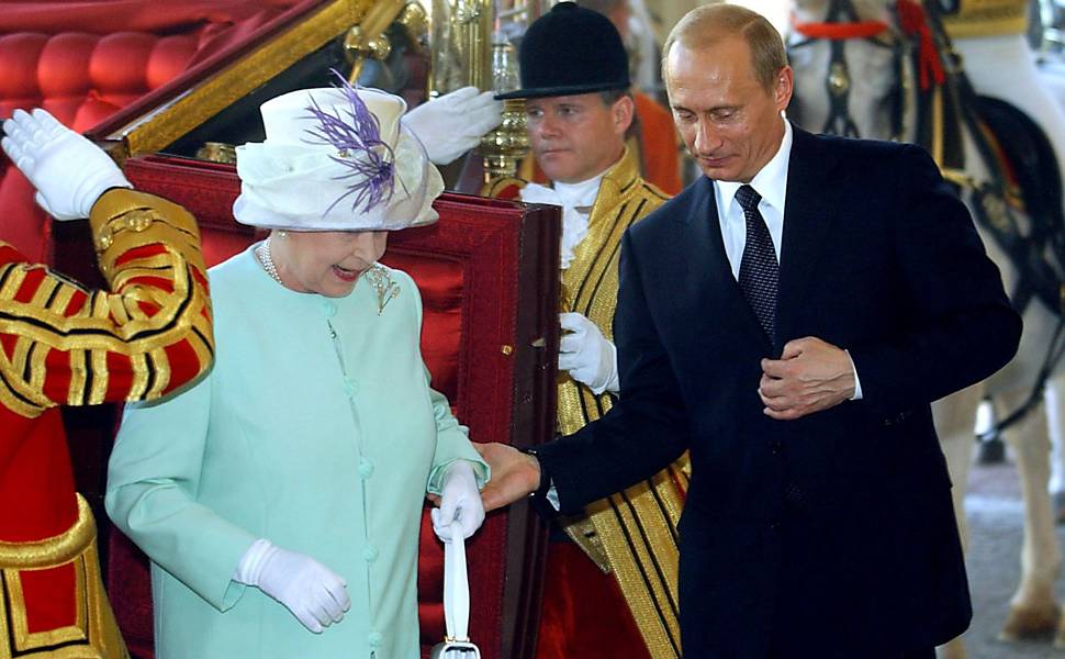 O então presidente russo, Vladimir Putin, ajuda Elizabeth 2ª a descer de uma carruagem, em Londres, em 2003