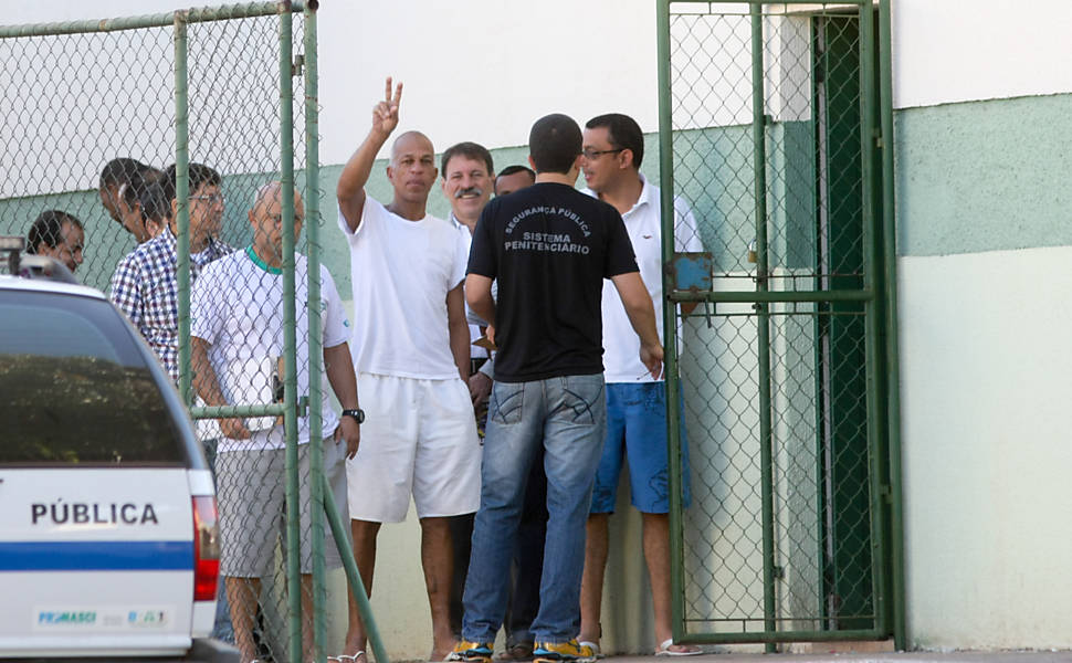 Bispo Rodrigues (camisa quadriculada à esq.) e Delúbio Soares deixam o CPP para trabalhar