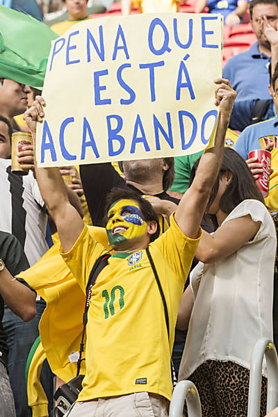 Cartazes da torcida no último jogo do Brasil