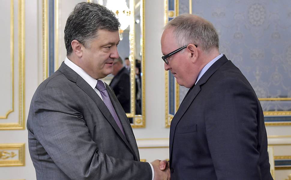 Presidente da Ucrânia, Petro Poroshenko, se encontra com o ministro das Relações Exteriores holandês, Frans Timmermans