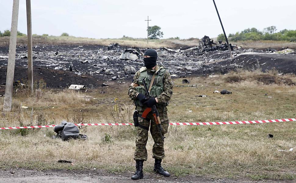 Separatistas pró-Rússia controlam acesso a área da queda do avião