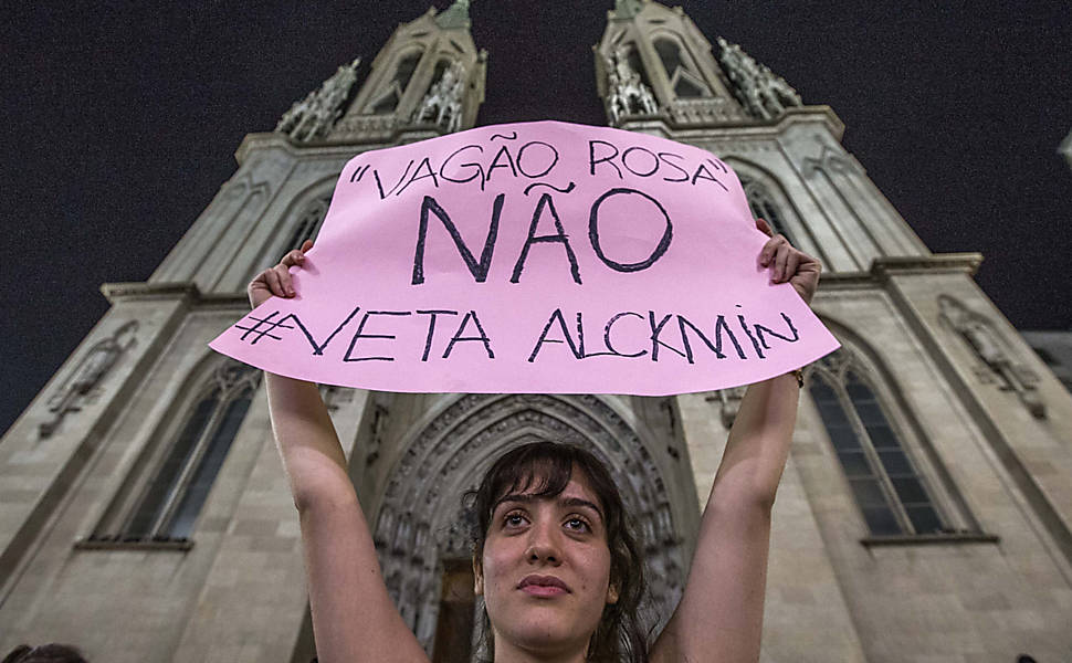 Protesto contra o 'vagão rosa'