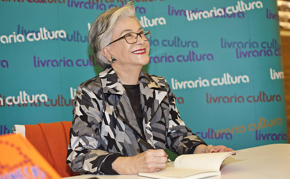 Eliana Cardoso lança livro "Bonecas Russas"