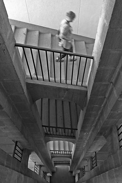 Pessoa desce as escadas do Museu Reina Sofia, em Madri