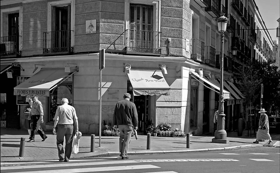 Pessoas caminham pelas ruas de Madri