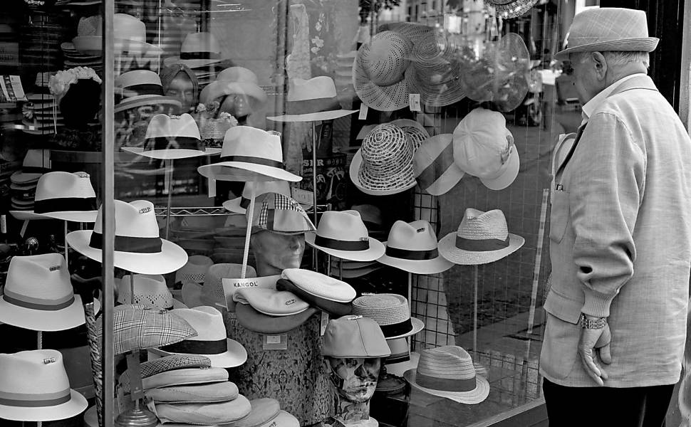Homem observa vitrine na região da Plaza Mayor