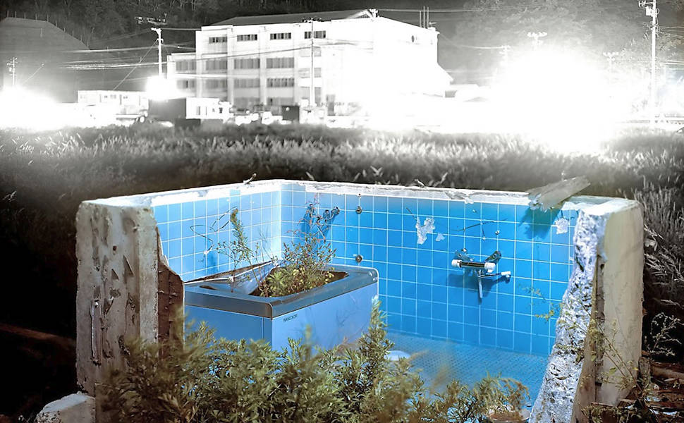 Banheiro de uma das casas destruídas pelo tsunami ainda não retirado agora fica ao lado da prefeitura da cidade