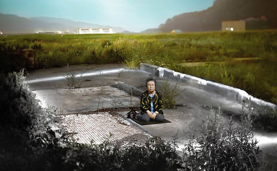 Oikawa Shiyuko, moradora de Otsuchi, senta nas fundações de sua antiga casa, que foi destruída pelo terremoto de 2011