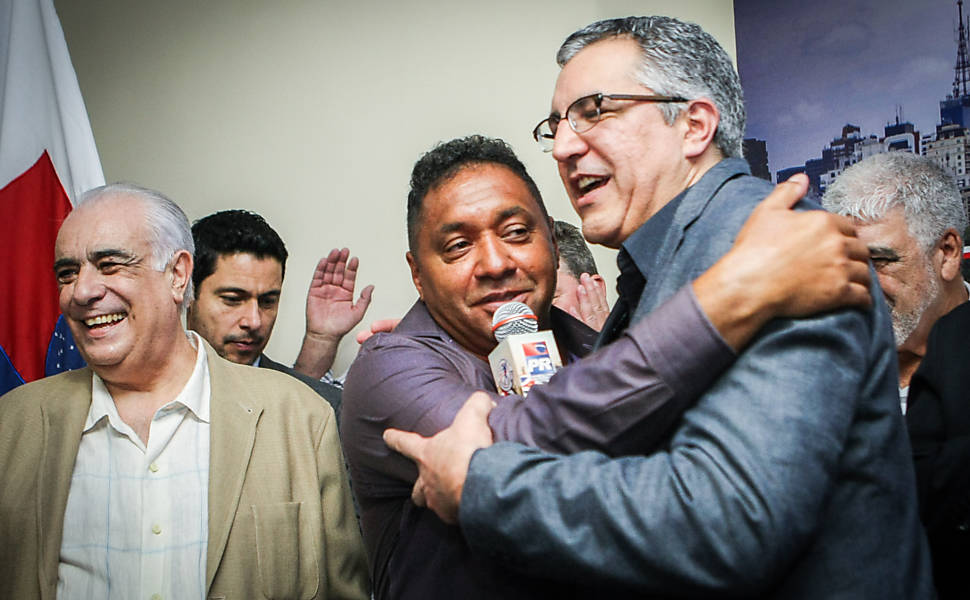 O candidato do PT ao governo do Estado de São Paulo, Alexandre Padilha,com o deputado federal Tiririca, filiado ao PR