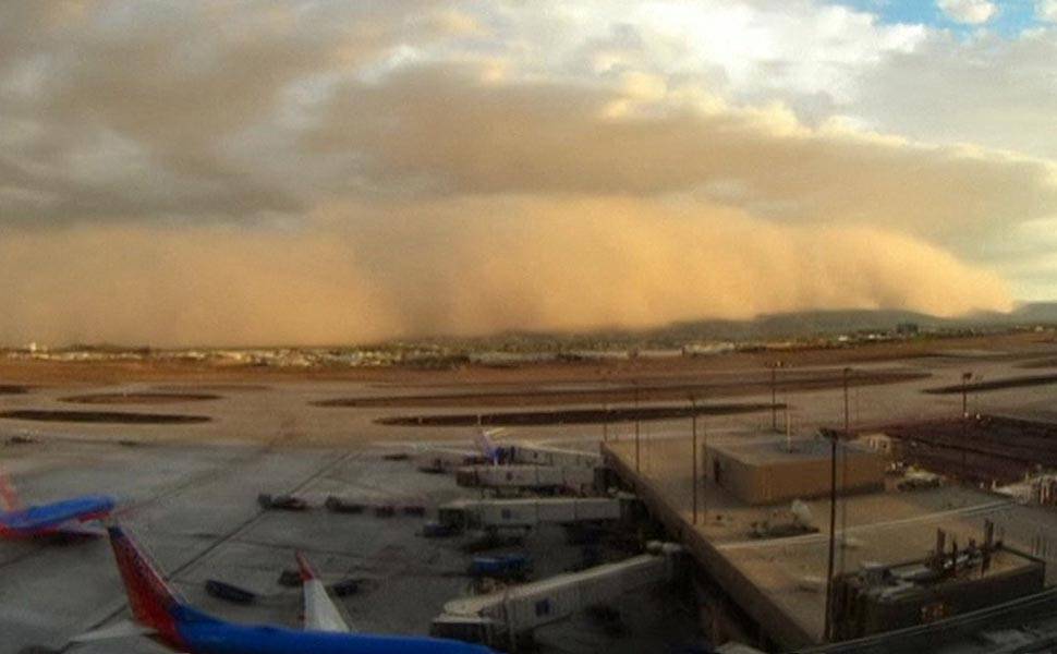 Tempestade de areia avançando sobre aeroporto