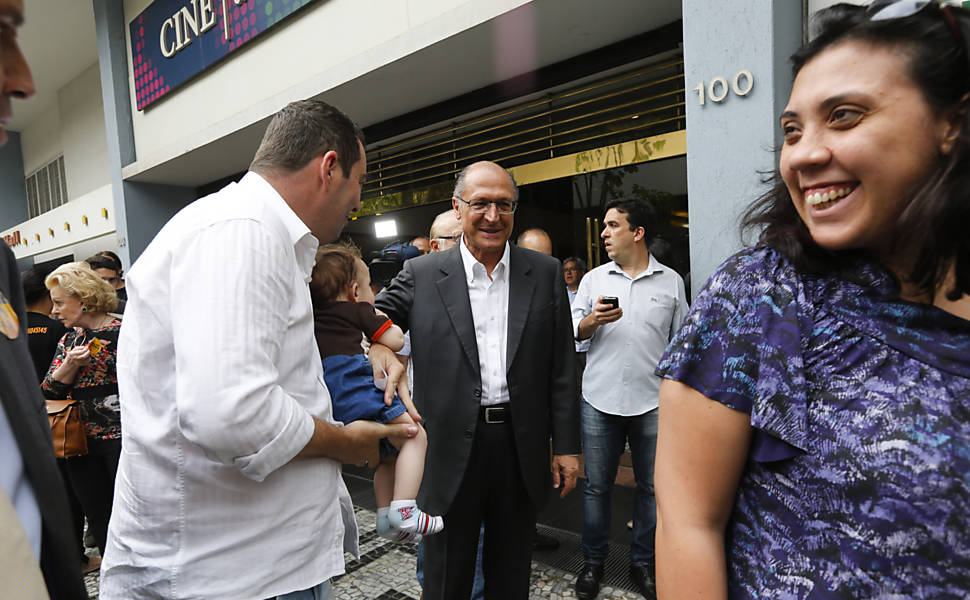 Alckmin e José Serra, candidato ao Senado, participam de ato de campanha em São Paulo, com ativistas do setor da cultura