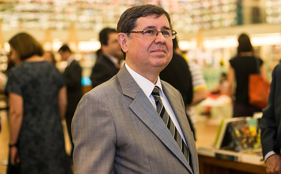 O procurador de Justiça Luiz Antonio Guimarães Marrey foi à noite de autógrafos