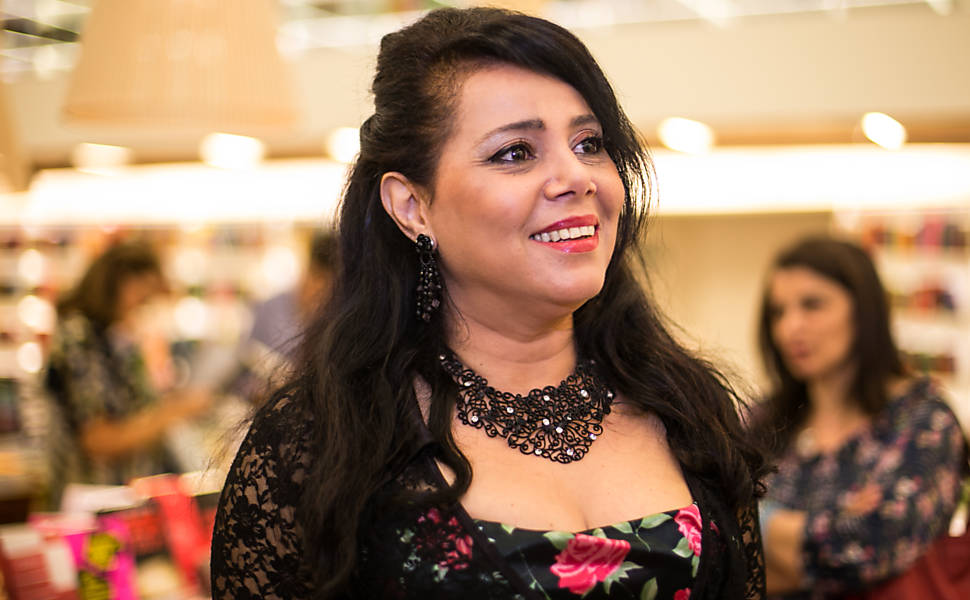A cantora lírica Sandra Felix compareceu ao evento, na Livraria Cultura do shopping Iguatemi