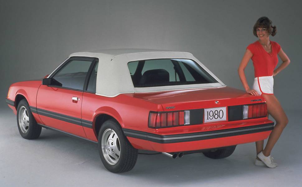 A crise do petróleo (1973) obrigou as marcas americanas a lançarem motores mais econômicos. O Mustang foi perdendo as características esportivas na maior parte das versões e, no início dos anos 1980, sequer lembrava os originais