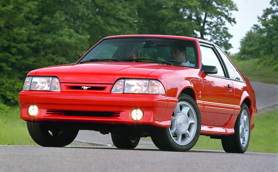 Faróis grandes são característicos dessa geração ? na foto, um SVT 1993, com motor 5.0 V8 (235 cv)