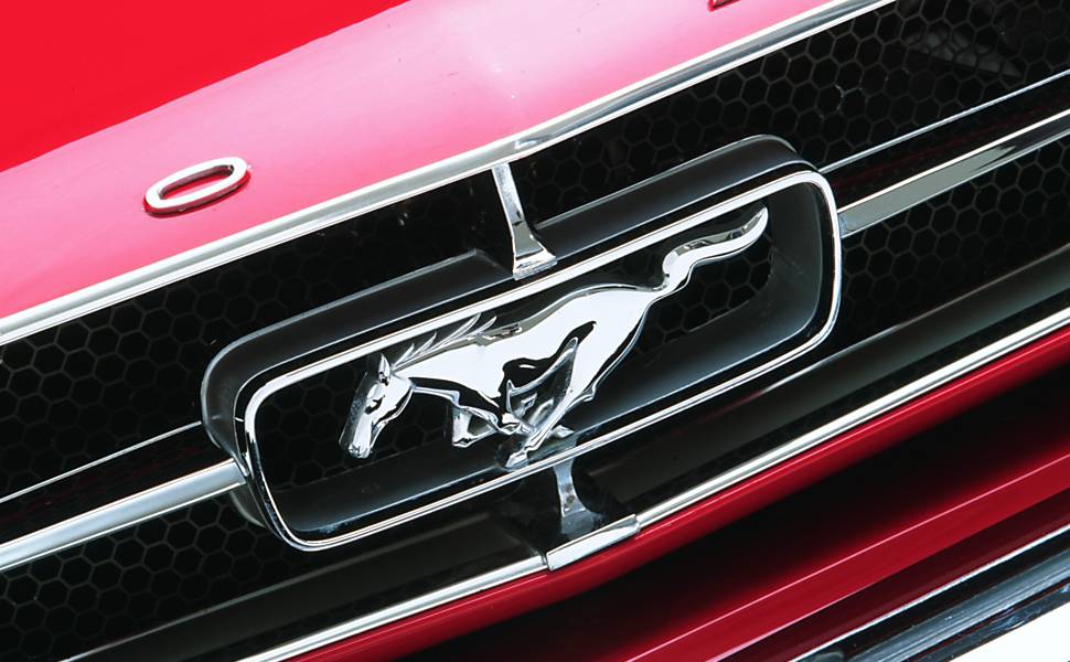 Logotipo ganhou formato definitivo em 1965; mustangue é também uma raça de cavalo selvagem que se desenvolveu na América do Norte