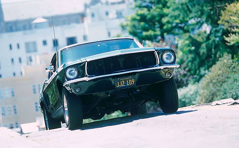 Se o Mustang já nasceu clássico, o filme "Bullitt" (1968) ajudou a torná-lo uma lenda. O GT 390 pilotado por Steve McQueen protagoniza uma das cenas de perseguição mais famosas do cinema