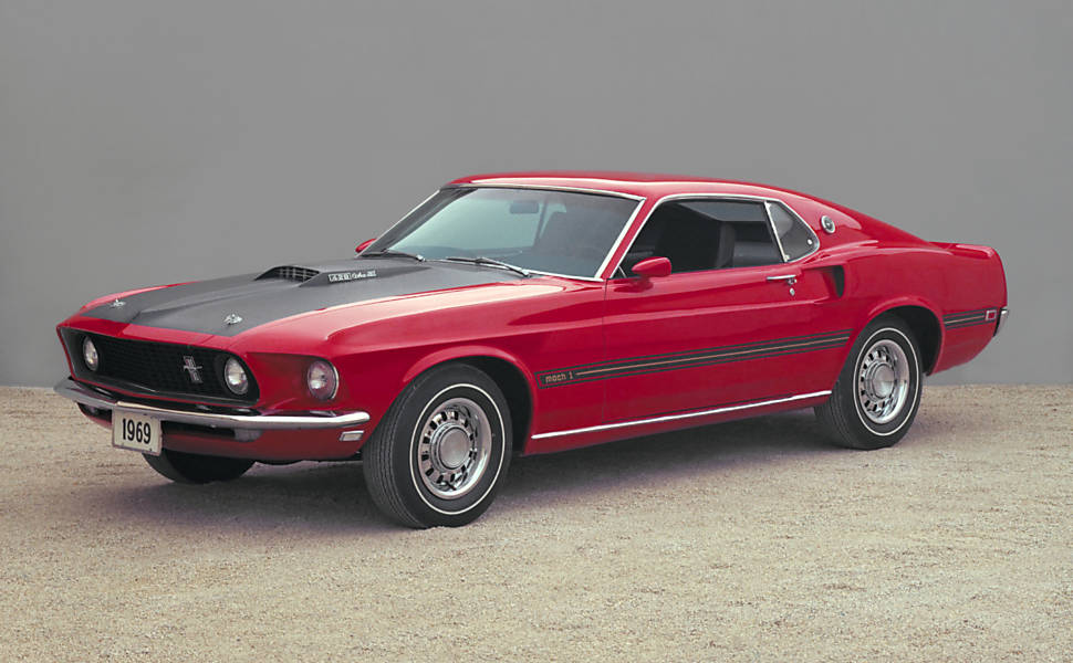 A opção "fastback", mais célebre da linha, está disponível desde o lançamento do Mustang. Este é um Mach 1 1969, que podia ser equipado com um motor 7.0 V8 de quase 400 cv