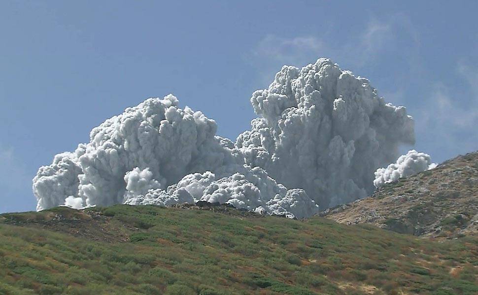 Erupção do vulcão no Monte Ontake