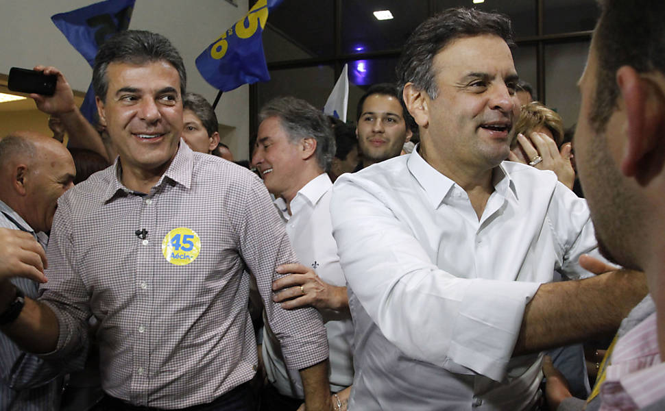 O então governador Beto Richa faz campanha ao lado do presidenciável Aécio Neves