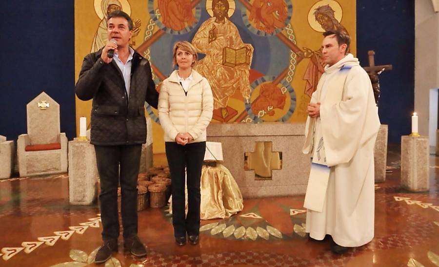 Beto Richa e sua mulher, Fernanda, participam de missa no Santuário do Carmo em Curitiba