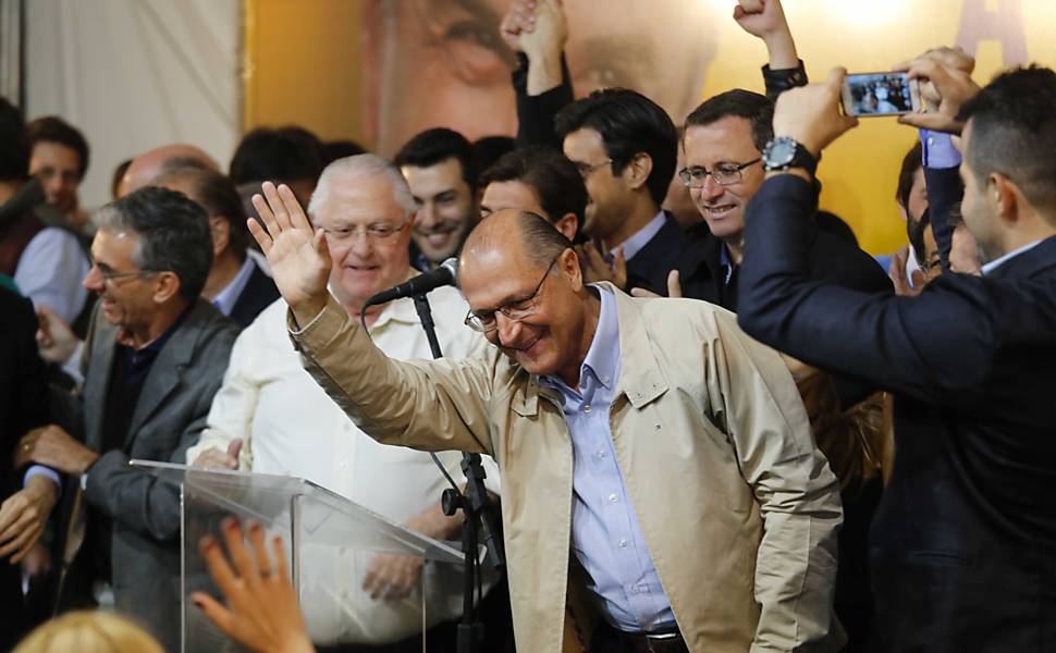 O governador de Sao Paulo, Geraldo Alckmin (PSDB), após fazer pronunciamento sobre sua reeleição no primeiro turno na sede do partido, em São Paulo