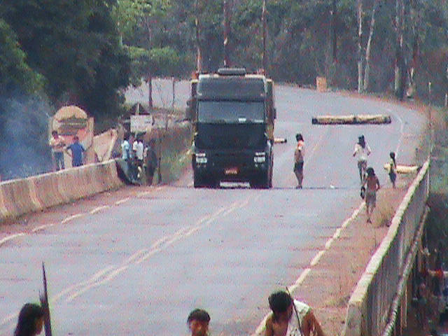 Índios da etnia Enawenê-nawê bloqueiam MT-170, em Mato Grosso