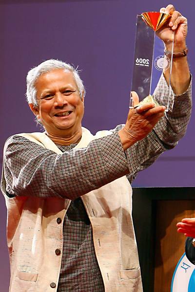<b>2006</b> 
<b>Muhammad Yunus (economista e banqueiro de Bangladesh) e Grameen Bank (banco especializado em microcrédito para famílias pobres)</b>
"Por criar desenvolvimento social e econômico a partir de baixo"