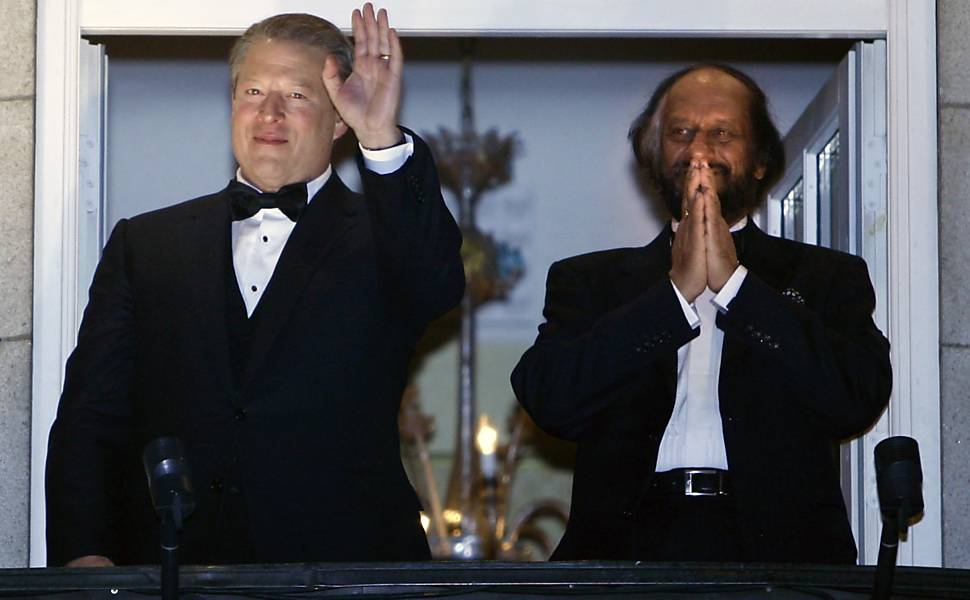 <b>2007</b>
<b>IPCC (Painel Intergovernamental de Mudança Climática) e Al Gore (ecologista e político americano, à esq.)</b>
"Por seus esforços para formar e disseminar mais conhecimento sobre a mudança climática provocada pelo homem e por lançar as bases para as medidas necessárias para combatê-la"