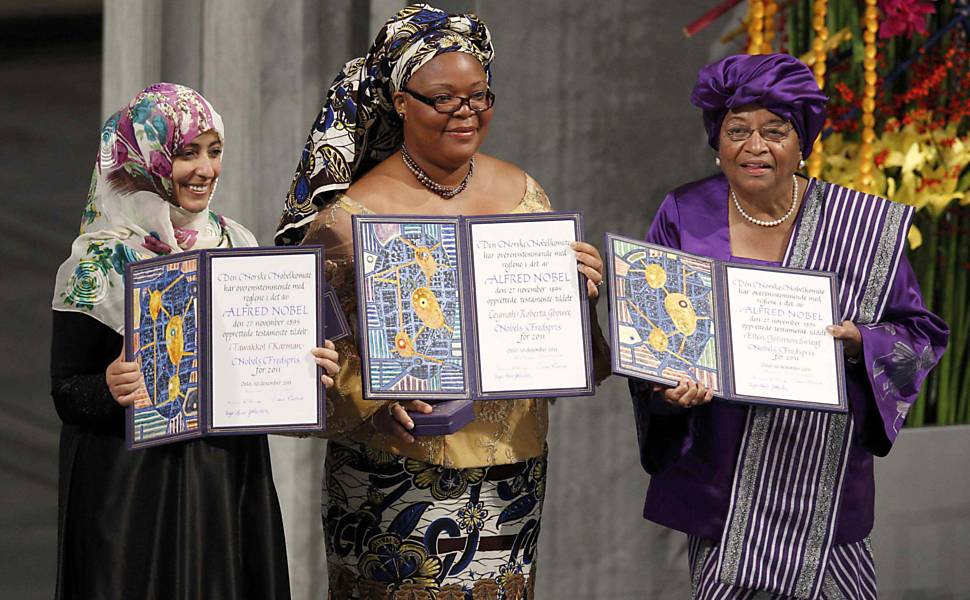 <b>2011</b>
<b>Tawakkol Karman (jornalista iemenita), Leymah Gbowee (terapeuta e ativista liberiana) e Ellen Johnson Sirleaf (economista, presidente da Libéria)</b>
"Pela luta não violenta em prol da segurança das mulheres e pelos direitos das mulheres à participação no processo de paz"