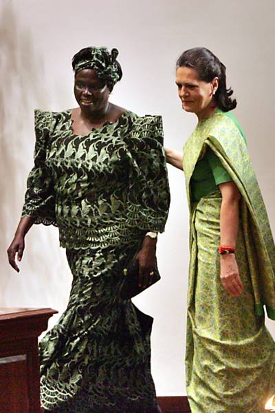 <b>2004</b>
<b>Wangari Muta Maathai (ativista queniana, 1940-2011, à esq.)</b>
 "Por sua contribuição ao desenvolvimento sustentável, à democracia e à paz"